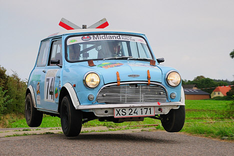 Danmarks ældste og svageste rallybil, en Austin Mini Cooper fra 1962 med kun 1300 ccm. Men Kenneth Jørgensen kører i et tempo, der sætter andre historiske deltagere med biler på 1600 og 2000 ccm under hårdt pres.